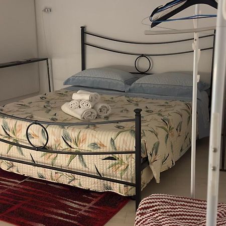 Small Mezzanine Apartment Colosseo Rome Buitenkant foto