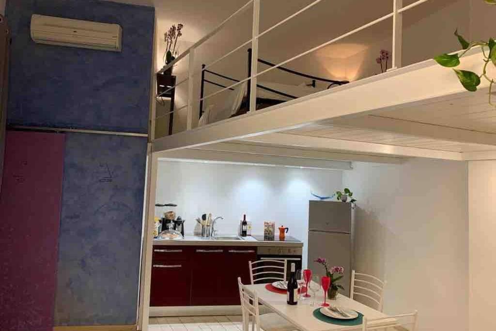 Small Mezzanine Apartment Colosseo Rome Buitenkant foto